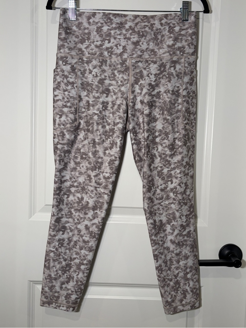 Athleta Salutation Stash High Rise 7/8 Tight Gray White Tie Dye Print Medium